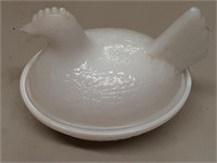 VINTAGE WHITE GLASS SMALL  HEN ON NEST