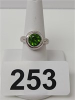 Ladies .925 with green stone sz 8, 8 grams