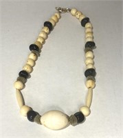 ANTIQUE CHINESE IVORY NECKLACE ROUND BEAD