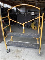 Movable scaffolding platform