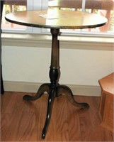 Lot #3612 - Painted tri-fed tea table with floral