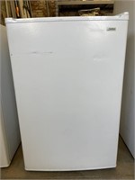Kenmore Mini Refrigerator (works) 21.5” x 23.5” x