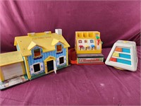 Vintage toys, fisher price play family house,
