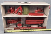 1/16 Farmall Tractor & Implement Set
