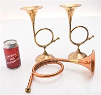 2 chandeliers cors et 1 cor en cuivre et en laiton
