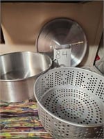 Large Kitchen Pot with Strainer Like New!