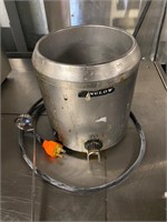 Hot food warming unit with ladle