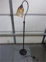 ANTIQUE STYLED LAMP W/ CRACKED GLASS SHADE