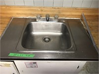 Single-basin stainless steel sink. Approx. 39” x