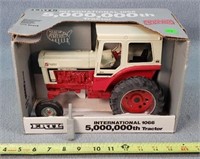 1/16 IH 1066 5000000th Tractor