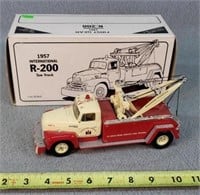 1/34 International Tow Truck- First Gear