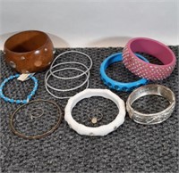 Lot of 10 bangle bracelets and 2 gold-tone rings