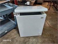 small chest freezer - gets COLD !!!