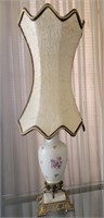 K - VINTAGE TABLE LAMP W/ SHADE (L22)