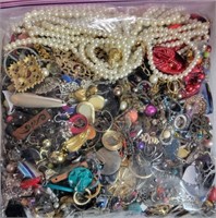 K - BAG OF COSTUME JEWELRY (A46)