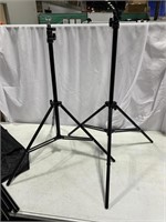 BACKDROP STANDS / TRIPODS 
32 IN. TALL