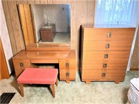 vintage dresser & vanity - good ocndition