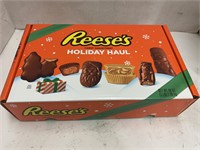 Reese's 3lb Holiday Haul Candy Assortment