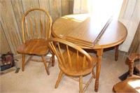 Round Oak Table w/ 2 Chairs & 2 Leaves