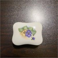 Little glass box with flowers on it