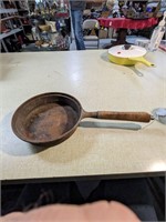 VTG 8 inch cast iron skillet with wooden handle