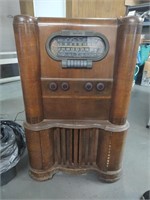 RCA Victor Antique Radio - Turns on!