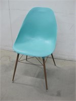 17"x 14"x 31" Vtg Plastic Chair W/Metal Frame