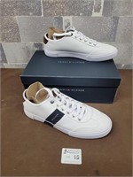 NEW Tommy Hilfigure shoes size 9