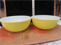 2 Vintage Yellow 4 Qt Pyrex Bowls
