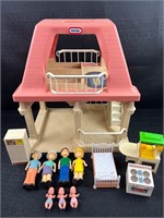 Little Tikes Play House and People