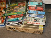 Large stack of vintage games and jigsaw puzzles