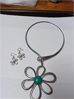 Beautiful Silvetone Flower Necklace and Earrings
