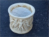 Chalk pot with angel figures
