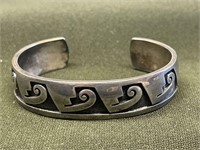 VINTAGE STERLING SILVER NATIVE AMERICAN CUFF