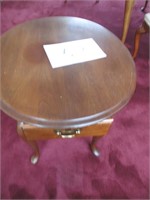 BROYHILL END TABLE 27 X 22