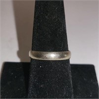 10K Plum White Gold Ring sz 8 3/4 (2.4 grams)