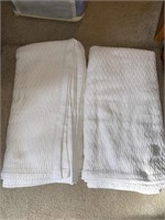 Pair of White Cloth Blankets - Queen