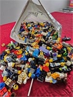 LARGE LOT OF MINI LEGOS & FIGURINES