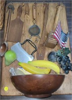 HANGING BREAD BOARD W/ UTENSILS