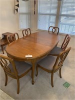 Nice Dining Table & 6 chairs with leaf