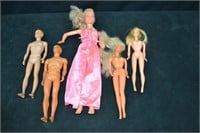 4pcs Barbie Dolls & 1 Larger Doll