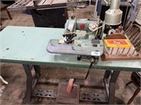 Industrial sewing machine w/table, accessories
