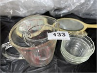 2 Pyrex measuring cups and finger bowls