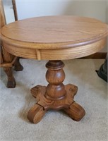 Round oak side table, 24" diameter