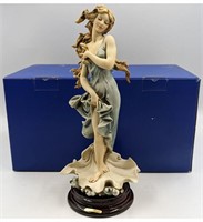 Giuseppe Armani Figurine: Collector's Society "Ve