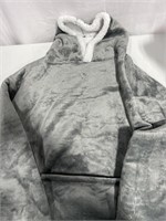 WEARABLE BLANKET WITH KANGAROO POUCH