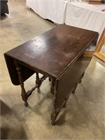 Drop leaf table with gate leg