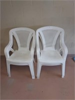 4 plastic outside chairs