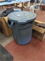 Rubbermaid brute plastic garbage can with lid 24"