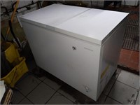 INSIGNIA 4' SELF CONTAINED CHEST FREEZER
